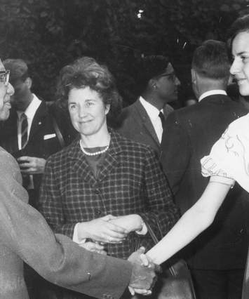 Joyce Kneale (centre), H.R Grupta (Mayor of Dehli) welcoming Eliane Maillefer (suiss), B&W portrait photo