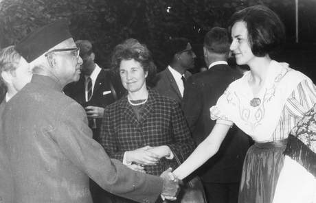 Joyce Kneale (centre), H.R Grupta (Mayor of Dehli) welcoming Eliane Maillefer (suiss), B&W portrait photo